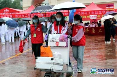 黑龍江大學(xué)新生報(bào)到日 學(xué)校為新生提供全程無(wú)憂(yōu)的&ldquo;一站式&rdquo;貼心服務(wù)