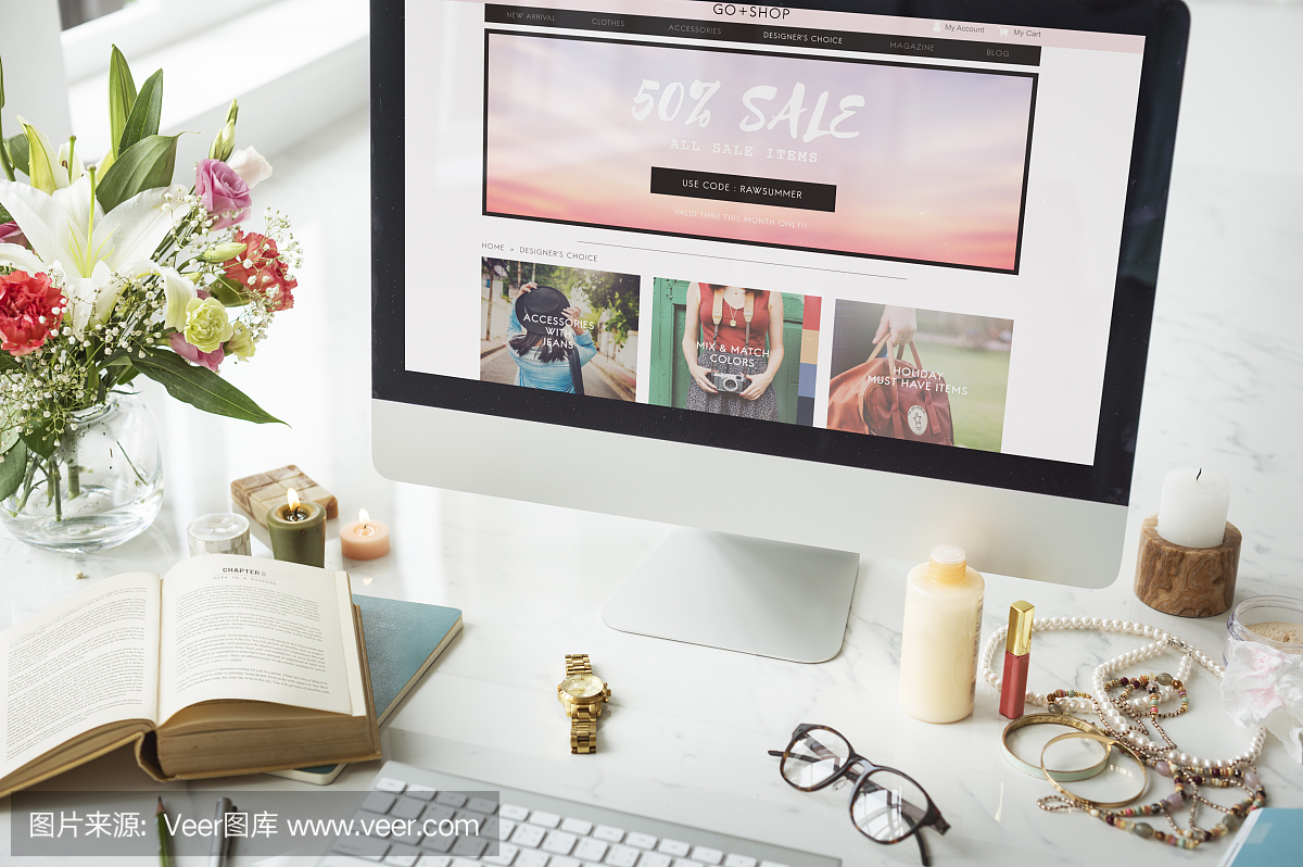 網上購物的女人購物狂購買概念