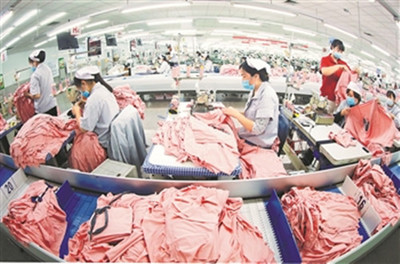 紡企訂單紛至沓來，工人生產(chǎn)熱潮涌動，服裝產(chǎn)業(yè)迎來復(fù)蘇春風(fēng)